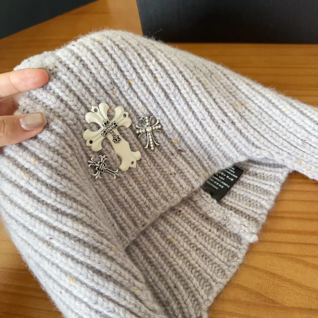 💰110 Crow Heart Autumn and Winter Wool Knitted Beanie This must be a favorite of minimalism. It is clean, neat, fashionable and versatile, and will definitely not be picky about your face shape! A fashionable classic that lasts forever! Fashionable black and white can be purchased together!